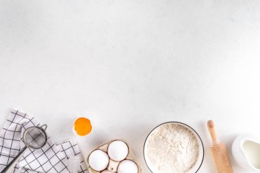 Fırın malzemeleri, un, süt, yumurta, merdane. Basit pasta pişirme düz üst görünüm kenarı yatıyordu