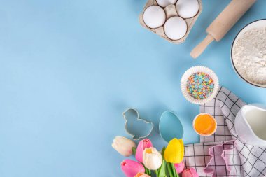 Paskalya pastası arka planı, Paskalya kurabiyesi, pasta, çikolatalı tatlı, şeker parçacıkları, fırın malzemeleri, un, yumurta, süt, oklavalı iğne, bahar çiçekleri üst görünümü