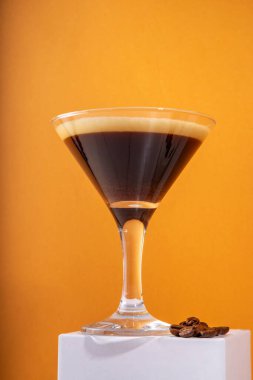  Alkollü Espresso Martini Kokteyli, alkollü içki kahve, likör ve votka 