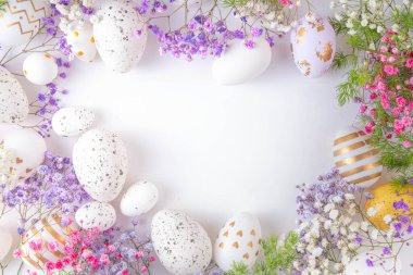 Paskalya yumurtaları ve bahar çiçekleriyle dolu mutlu Paskalya tebrik kartları. Metin için kopyalama alanı olan Paskalya bayramı düz yatay kompozisyonu