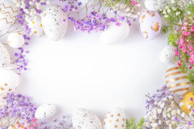 Paskalya yumurtaları ve bahar çiçekleriyle dolu mutlu Paskalya tebrik kartları. Metin için kopyalama alanı olan Paskalya bayramı düz yatay kompozisyonu