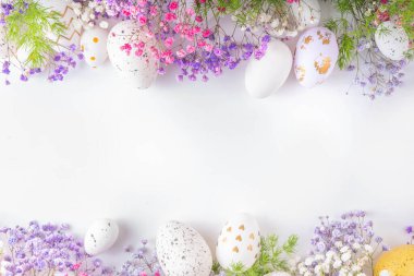 Paskalya yumurtaları ve bahar çiçekleriyle dolu mutlu Paskalya tebrik kartları. Metin için kopyalama alanı olan Paskalya bayramı düz yatay kompozisyonu