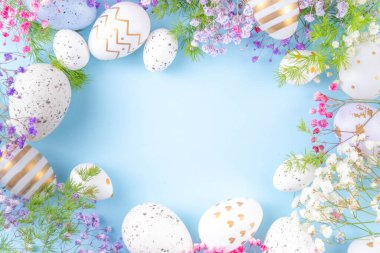 Paskalya yumurtaları ve bahar çiçekleriyle dolu mutlu Paskalya tebrik kartları. Metin için kopyalama alanı olan Paskalya bayramı düz yatay kompozisyonu