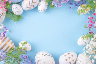 Paskalya yumurtaları ve bahar çiçekleriyle dolu mutlu Paskalya tebrik kartları. Metin için kopyalama alanı olan Paskalya bayramı düz yatay kompozisyonu