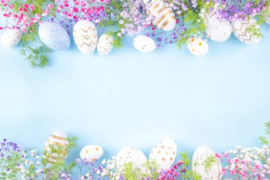 Paskalya yumurtaları ve bahar çiçekleriyle dolu mutlu Paskalya tebrik kartları. Metin için kopyalama alanı olan Paskalya bayramı düz yatay kompozisyonu