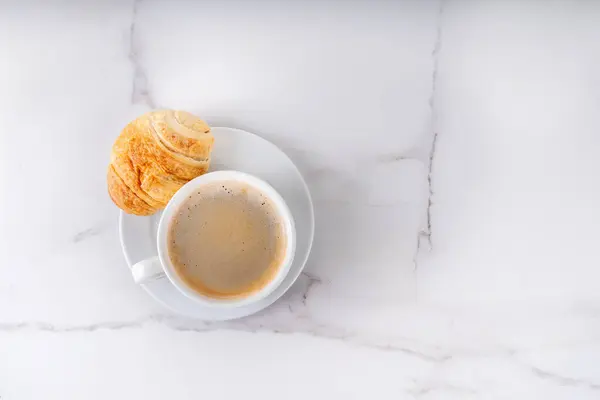 Taza Café Expreso Negro Con Croissant Granos Café Desayuno Francés — Foto de Stock