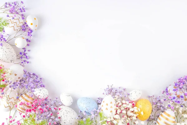 Paskalya yumurtaları ve bahar çiçekleriyle dolu mutlu Paskalya tebrik kartları. Metin için kopyalama alanı olan Paskalya bayramı düz yatay kompozisyonu