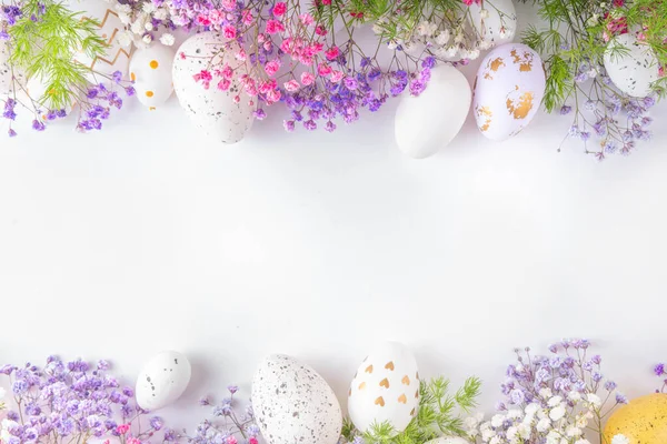 Paskalya yumurtaları ve bahar çiçekleriyle dolu mutlu Paskalya tebrik kartları. Metin için kopyalama alanı olan Paskalya bayramı düz yatay kompozisyonu