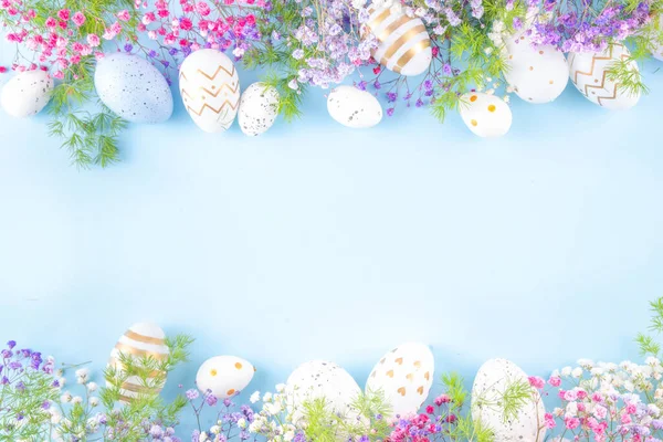 Paskalya yumurtaları ve bahar çiçekleriyle dolu mutlu Paskalya tebrik kartları. Metin için kopyalama alanı olan Paskalya bayramı düz yatay kompozisyonu