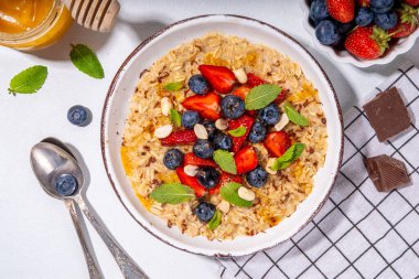 Yaz kahvaltısı yulaf ezmesi çilekli, yaban mersinli, fındıklı, çikolatalı ve ballı fotokopi salonu, geleneksel yaz meyveli ve yulaflı yulaf lapası.