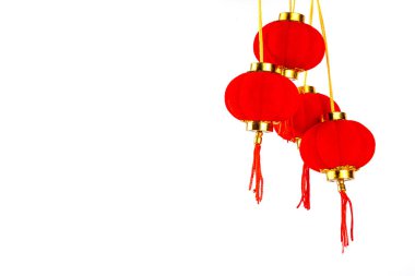 Kopya alanı olan Çin Yeni Yıl temalı arka plan. Kırmızı fanlar, altın sikkeler, mandallar, kiraz çiçekleri, bayram altın dalları, dekorlar, dilek zarfları. Beyaz arka planda altın ejder 