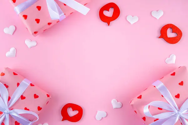 Aranyos Rózsaszín Háttér Valentin Nap Valentin Üdvözlőlap Lapos Feküdt Ajándékdobozzal — Stock Fotó