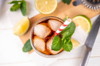 Küba Libre veya Long Island Buzlu Çay Kokteyli. Sert içecekler, kola, limon ve buzlu bardaklar, soğuk uzun içecekler veya limonata.