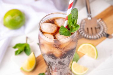 Küba Libre veya Long Island Buzlu Çay Kokteyli. Sert içecekler, kola, limon ve buzlu bardaklar, soğuk uzun içecekler veya limonata.