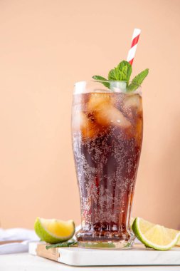 Küba Libre veya Long Island Buzlu Çay Kokteyli. Sert içecekler, kola, limon ve buzlu bardaklar, soğuk uzun içecekler veya limonata.