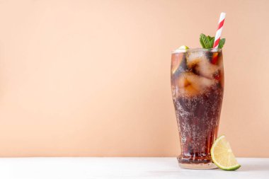 Küba Libre veya Long Island Buzlu Çay Kokteyli. Sert içecekler, kola, limon ve buzlu bardaklar, soğuk uzun içecekler veya limonata.