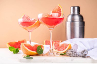 Soğuk şampanyalı greyfurt martini kokteyli. Yaz kokteylini, bir parça greyfurt ve nane şekeriyle bar aletleri ve malzemeleriyle tazeliyorum.