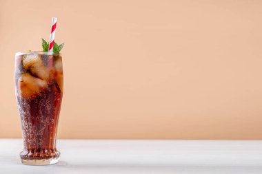 Küba Libre veya Long Island Buzlu Çay Kokteyli. Sert içecekler, kola, limon ve buzlu bardaklar, soğuk uzun içecekler veya limonata.