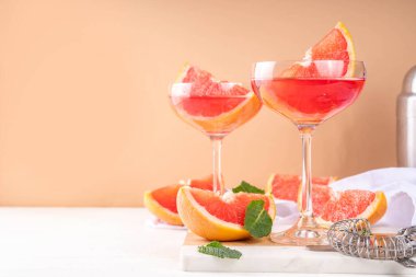 Soğuk şampanyalı greyfurt martini kokteyli. Yaz kokteylini, bir parça greyfurt ve nane şekeriyle bar aletleri ve malzemeleriyle tazeliyorum.