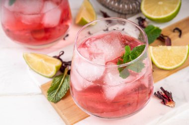 Hibiscus ekşi alkollü kokteyl ya da alkolsüz mocktail, hibiscus mezcal margarita buzlu, limonlu ve naneli içecek