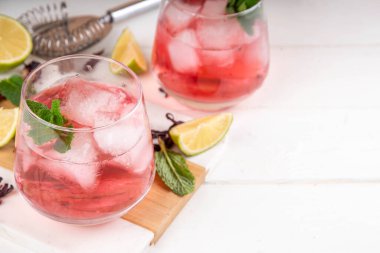 Hibiscus ekşi alkollü kokteyl ya da alkolsüz mocktail, hibiscus mezcal margarita buzlu, limonlu ve naneli içecek