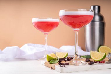 Hibiscus alkollü kokteyl, mocktail, hibiscus martini buzlu, limonlu ve nane aromalı martini.