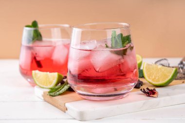Hibiscus ekşi alkollü kokteyl ya da alkolsüz mocktail, hibiscus mezcal margarita buzlu, limonlu ve naneli içecek