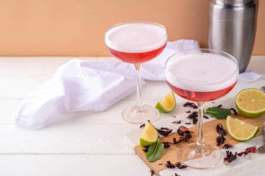 Hibiscus alkollü kokteyl, mocktail, hibiscus martini buzlu, limonlu ve nane aromalı martini.