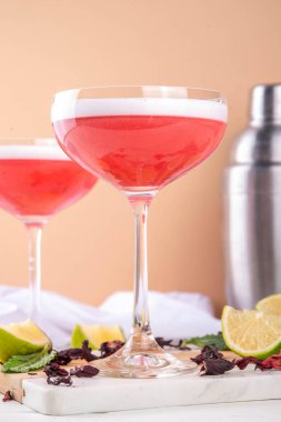 Hibiscus alkollü kokteyl, mocktail, hibiscus martini buzlu, limonlu ve nane aromalı martini.
