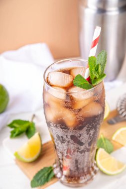 Küba Libre veya Long Island Buzlu Çay Kokteyli. Sert içecekler, kola, limon ve buzlu bardaklar, soğuk uzun içecekler veya limonata.