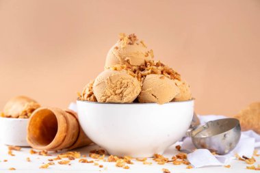 Karamelli soğanlı dondurma. Modern trend tatlandırılmamış tuzlu dondurma aromalı, karamel ve şekerli cam soğanlı