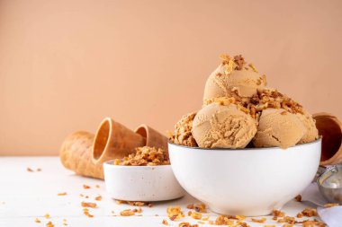 Karamelli soğanlı dondurma. Modern trend tatlandırılmamış tuzlu dondurma aromalı, karamel ve şekerli cam soğanlı