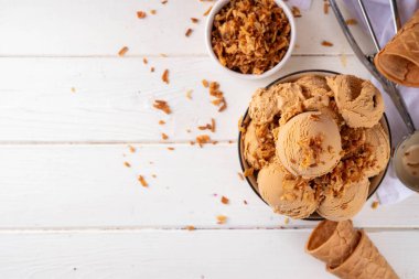 Karamelli soğanlı dondurma. Modern trend tatlandırılmamış tuzlu dondurma aromalı, karamel ve şekerli cam soğanlı