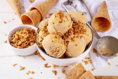 Karamelli soğanlı dondurma. Modern trend tatlandırılmamış tuzlu dondurma aromalı, karamel ve şekerli cam soğanlı