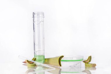 Aloe vera jeli ya da laboratuvar ekipmanlarıyla birlikte cam eşyalar. Organik yeşil kozmetik, kişisel bakım, beyaz arkaplan fotokopi alanı üzerine güzellik konsepti