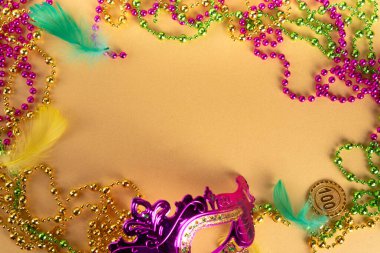 Mardi Gras renkli bayram tebrik kartı arkaplanı festival maskesi, dekor, karnaval maskesi, boncuklar, tüyler, parlak arka plandaki fanlar geleneksel mor yeşil renkler