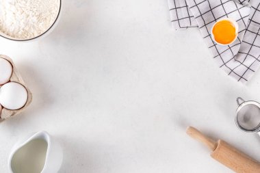 Fırın malzemeleri, un, süt, yumurta, merdane. Basit pasta pişirme düz üst görünüm kenarı yatıyordu