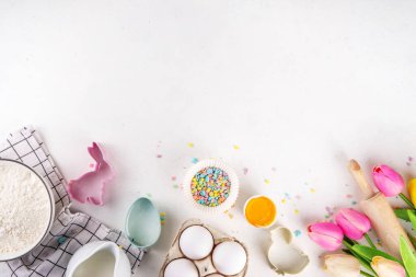 Paskalya pastası arka planı, Paskalya kurabiyesi, pasta, çikolatalı tatlı, şeker parçacıkları, fırın malzemeleri, un, yumurta, süt, oklavalı iğne, bahar çiçekleri üst görünümü