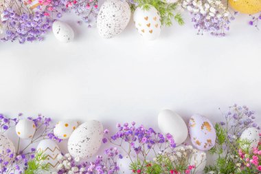 Paskalya yumurtaları ve bahar çiçekleriyle dolu mutlu Paskalya tebrik kartları. Metin için kopyalama alanı olan Paskalya bayramı düz yatay kompozisyonu