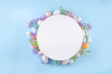 Paskalya yumurtaları ve bahar çiçekleriyle dolu mutlu Paskalya tebrik kartları. Metin için kopyalama alanı olan Paskalya bayramı düz yatay kompozisyonu