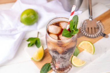 Küba Libre veya Long Island Buzlu Çay Kokteyli. Sert içecekler, kola, limon ve buzlu bardaklar, soğuk uzun içecekler veya limonata.