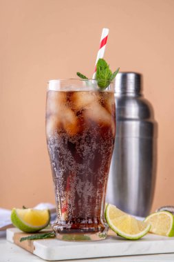 Küba Libre veya Long Island Buzlu Çay Kokteyli. Sert içecekler, kola, limon ve buzlu bardaklar, soğuk uzun içecekler veya limonata.
