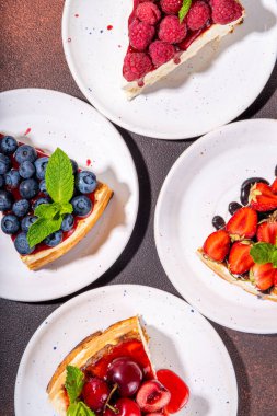 Yaz kafesi pişirme menüsü arka planı, çeşitli soslu tatlı peynirli kek dilimleri, reçel ve böğürtlen - çilek, yabanmersini, ahududu, vişne 