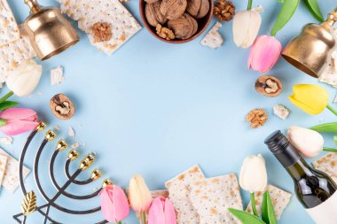 Hamursuz Bayramı geçmişi. Geleneksel Yahudi ekmek matzası, kırmızı koşer şarabı, ceviz, bahar güzel çiçekleri. Yahudi Paskalya Pesah bahar tatili arka plan kopya alanı