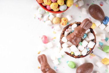 Çikolatalı ve tavşanlı Paskalya tatlı sıcak çikolata kupası, Paskalya sembollü ev yapımı kakao tarifi çikolatalar ve marşmelov, beyaz mutfak arka planı kopyalama alanı.