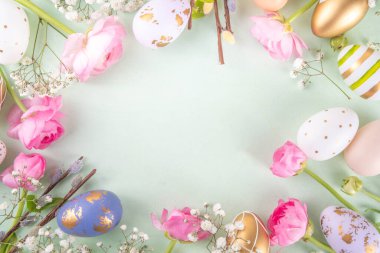 Paskalya yuvaları ve bahar çiçekli yumurtalar, Mutlu Paskalya bayramı tebrik kartları açık yeşil bahar arka planında yatıyordu, üst görünüm kopyalama alanı