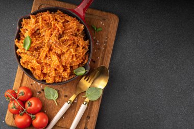 Domates soslu Mafaldine makarnası, İtalyan bolonezi, domates soslu marinara, vegan mantarı ya da siyah beton arka planda patlıcan soslu makarna, malzemeler ve baharatlar, kopyalama alanı.