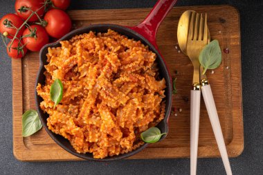 Domates soslu Mafaldine makarnası, İtalyan bolonezi, domates soslu marinara, vegan mantarı ya da siyah beton arka planda patlıcan soslu makarna, malzemeler ve baharatlar, kopyalama alanı.