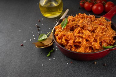 Domates soslu Mafaldine makarnası, İtalyan bolonezi, domates soslu marinara, vegan mantarı ya da siyah beton arka planda patlıcan soslu makarna, malzemeler ve baharatlar, kopyalama alanı.