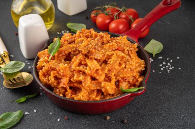 Domates soslu Mafaldine makarnası, İtalyan bolonezi, domates soslu marinara, vegan mantarı ya da siyah beton arka planda patlıcan soslu makarna, malzemeler ve baharatlar, kopyalama alanı.
